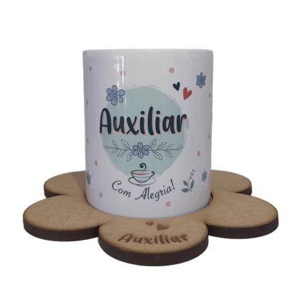 Caneca "Auxiliar - Com Alegria" com base em forma de flor em mdf